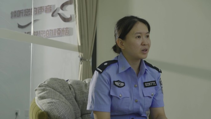 民警安慰受伤女孩