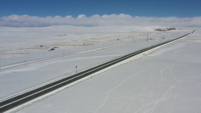 西藏 那拉高速雪地公路航拍景观