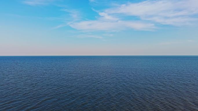 平静的海面与天空