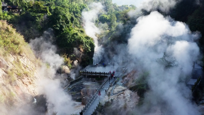 航拍热气腾腾的腾冲热海景区