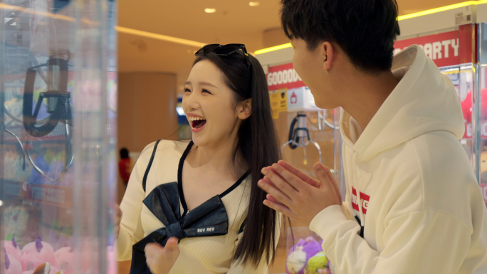 都市情侣游乐场抓娃娃潮玩商场休闲娱乐