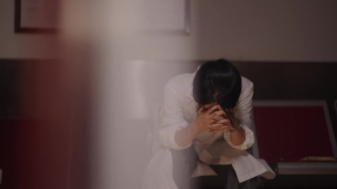 医生疲惫地坐在医院走廊 医护人员的无奈