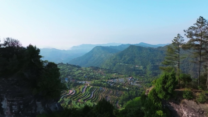 梯田风光与山峦叠嶂