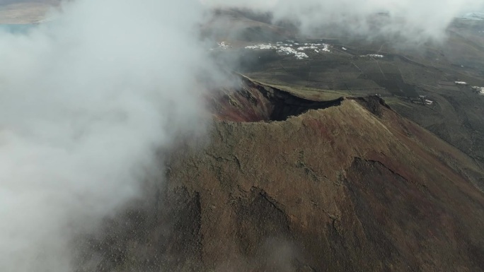 西班牙科罗纳火山的云层鸟瞰图。