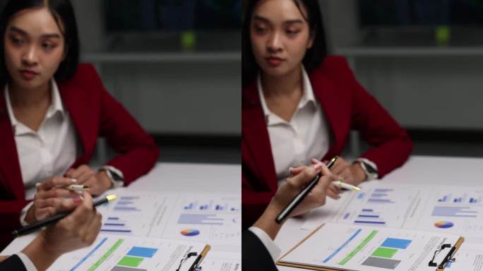 商业女性分析报告，包含图表和图形。商业女性正在与财务顾问讨论，以分析商业状况并制定财务计划。