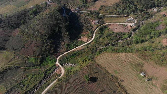 越南山间蜿蜒道路的鸟瞰图。