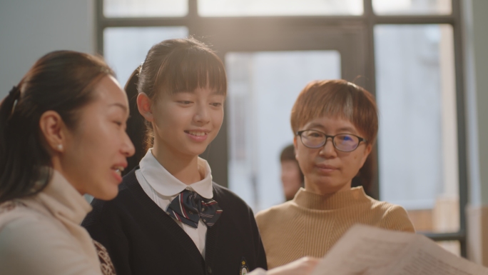 老师与学生拥抱 家长会老师安抚鼓励孩子