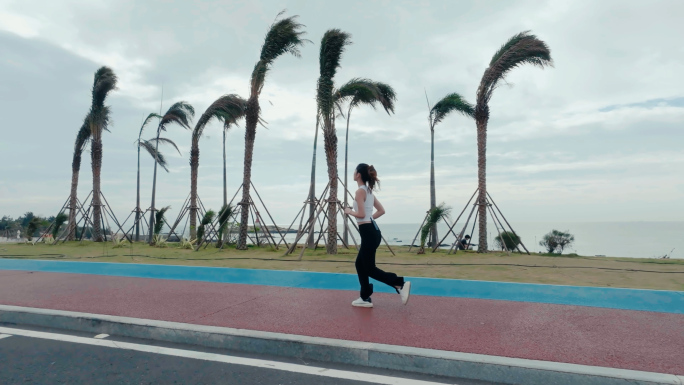 活力女性海滨晨跑