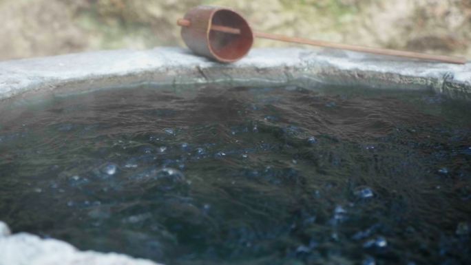 腾冲热海景区温泉水特写