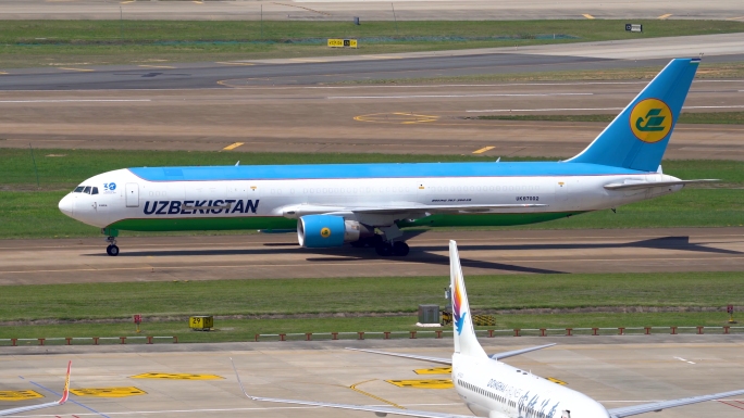 乌兹别克斯坦航空 波音767货机抵达深圳