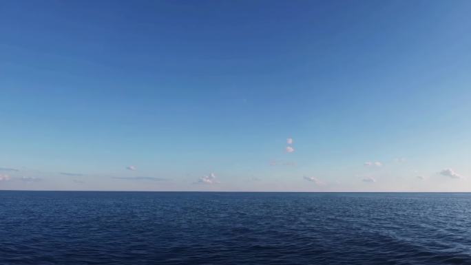 平静海面上的蓝天白云