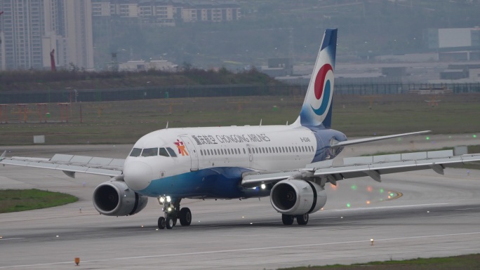 重庆航空A319降落瞬间