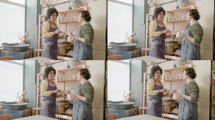 两位女性在陶艺工作室中与陶土作品。