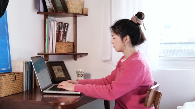 职场女性居家办公温馨室内工作电脑前办公