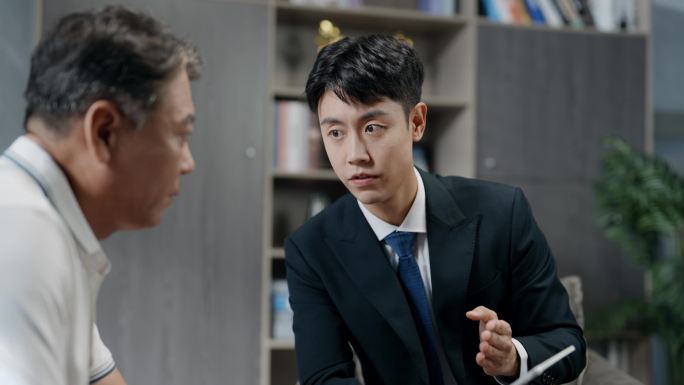金融顾问 为老人讲解服务 iPad屏幕