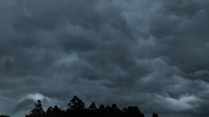 乌云滚滚暴雨冰雹天气转晴