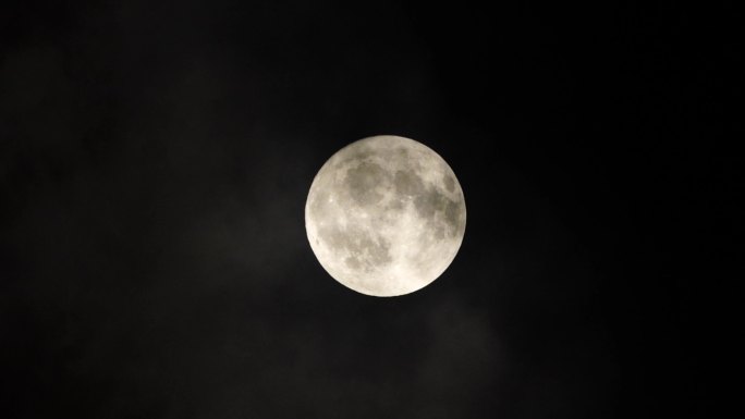 夜空中的满月
