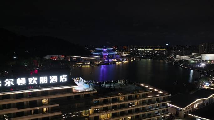 绚丽烟花绽放佛山南海西樵听音湖夜空