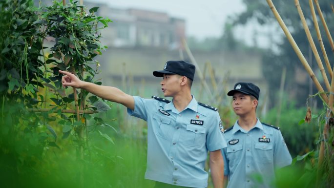 社区民警走访