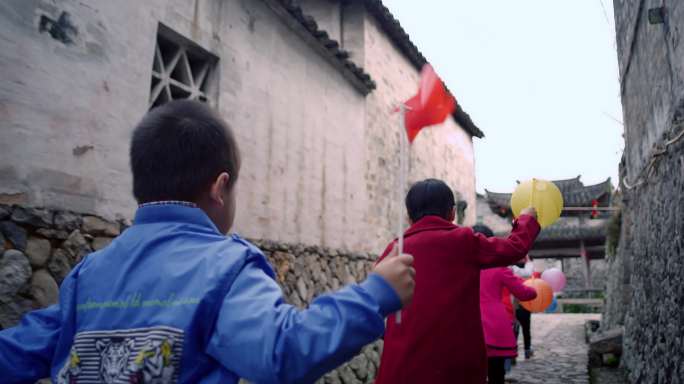 古镇孩童嬉戏玩耍 水面倒影下的童年回忆