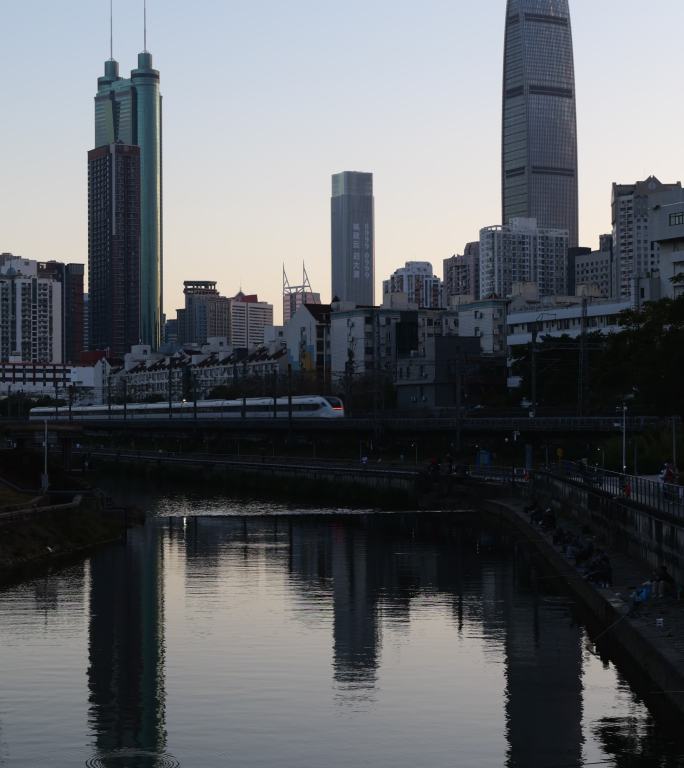深圳城市天际线倒影及驶过的高铁（竖幅）