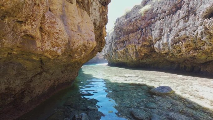 在宁静的好天气下，揭示了北马里亚纳群岛塞班岛的龙尾海滩。