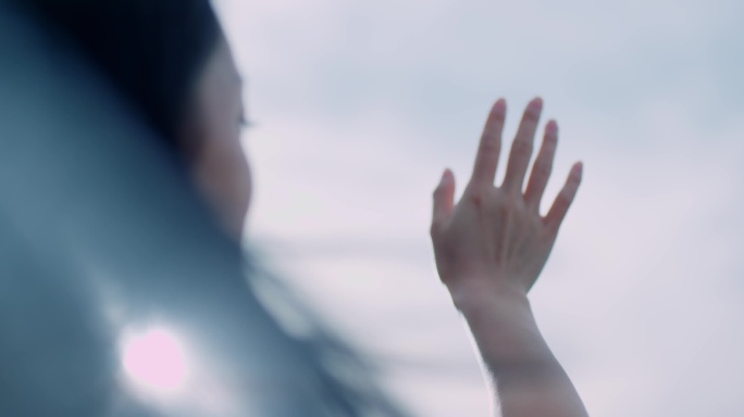 4K美女少女拥抱大自然 呼吸新鲜空气