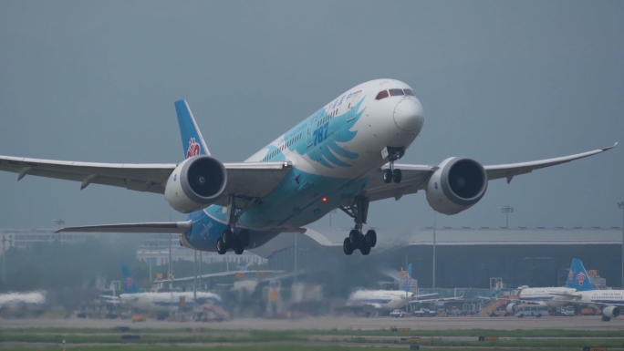 南航波音787梦想客机起飞