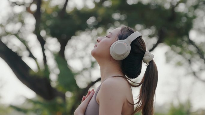 运动女性自然吸气。