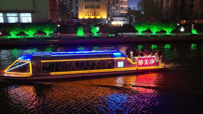 航拍天津海河夜景下的游船