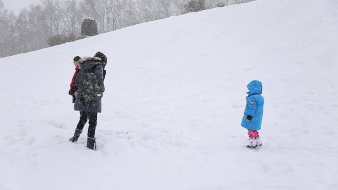 北海道雪地亲子游雪山下的冬日旅行