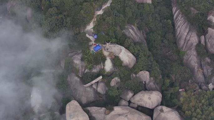 云雾缭绕的山间露营