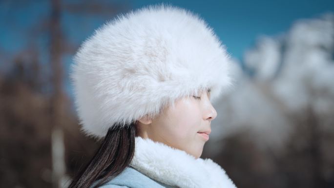 少女在川西雪地里奔跑行走