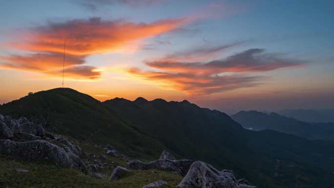 壮丽秦岭山脉日出朝霞橙红色云彩延时