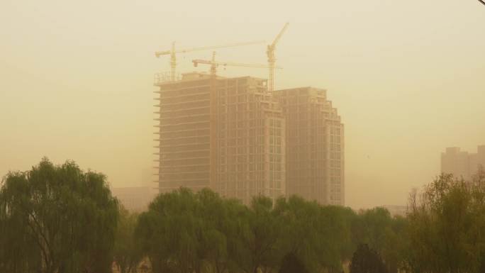北方沙尘天笼罩中的城市