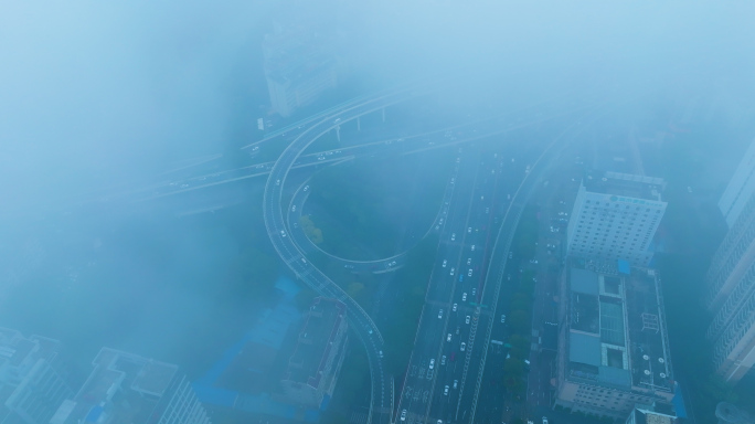雾霾笼罩下的城市高架