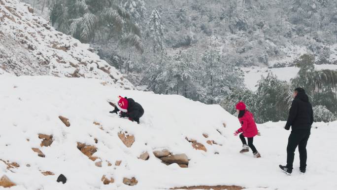 雪地亲子玩耍嬉戏打雪仗