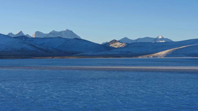 西藏雪山结冰湖面日出延时