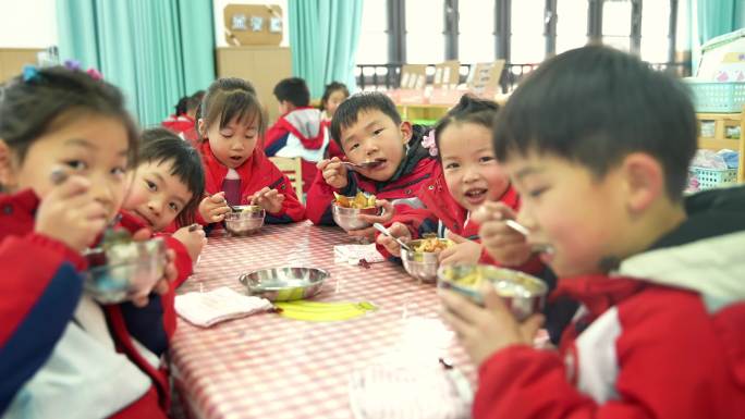 幼儿园儿童用餐场景