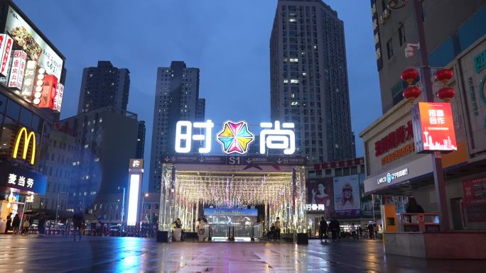 雨后步行街霓虹闪烁