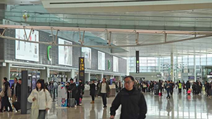 上海虹桥机场2号航站楼机场大厅旅客人流