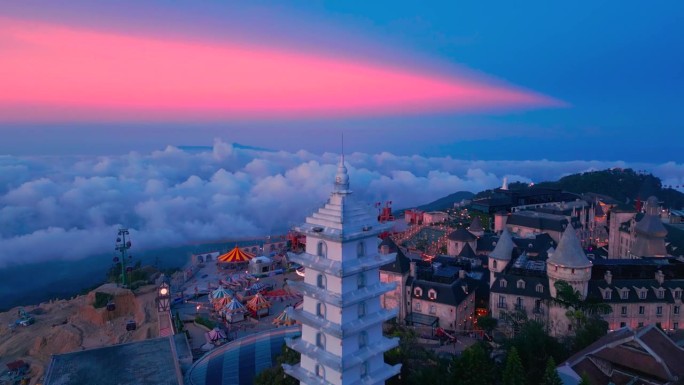 巴拿山的鸟瞰图，壮丽的塔和仙女城堡在岘港的粉色日落景观中。