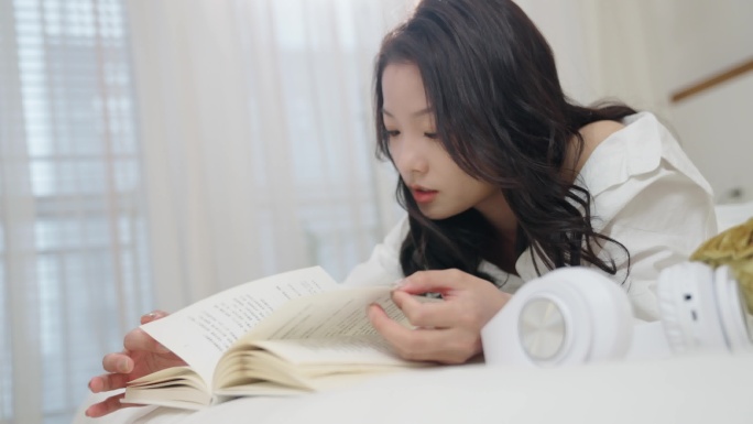 女性在床上阅读看书