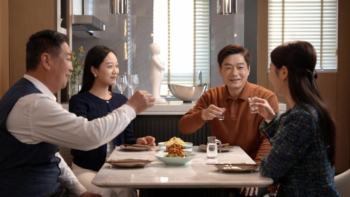 婚礼宴请火锅碰杯喝酒吃饭不同聚会场景