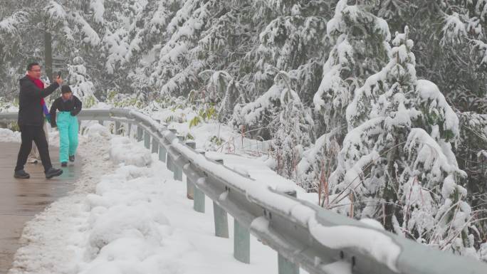 雪地父女温馨漫步