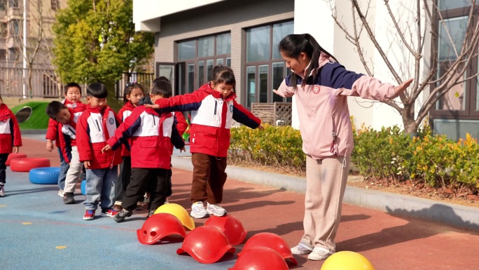 幼儿园儿童户外平衡训练