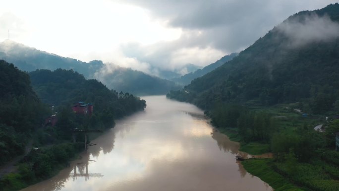 云雾缭绕的水墨山水景色