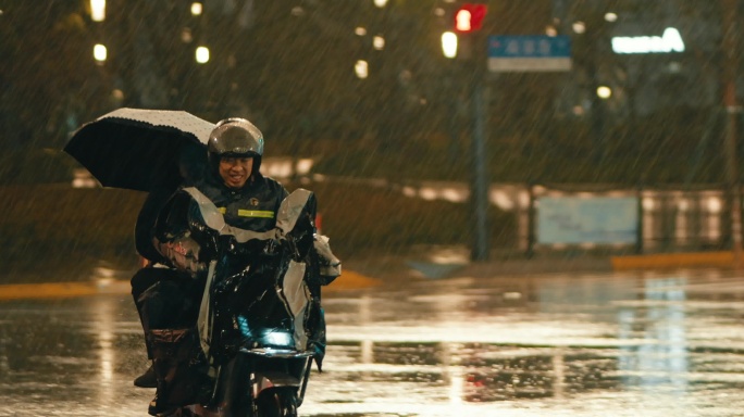 下雨城市街头的行人与车辆