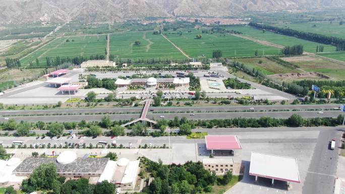 4K航拍中国北方高速公路与服务区