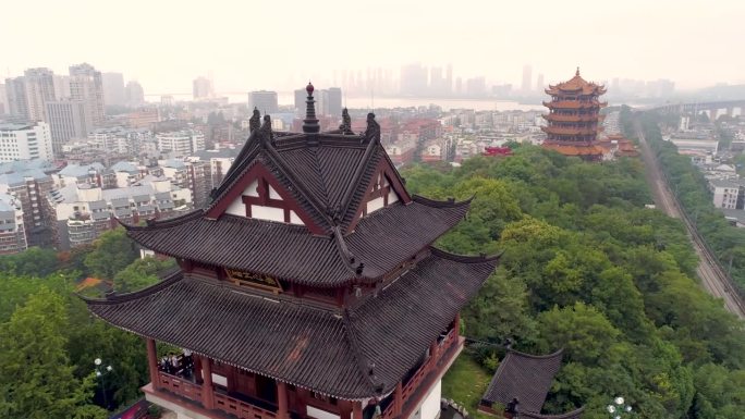 武汉，中国 - 2025年1月19日：现代城市天际线中传统建筑的鸟瞰图。